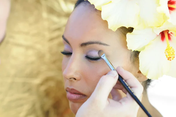 Professionell makeup med en vacker ung svart kvinna — Stockfoto