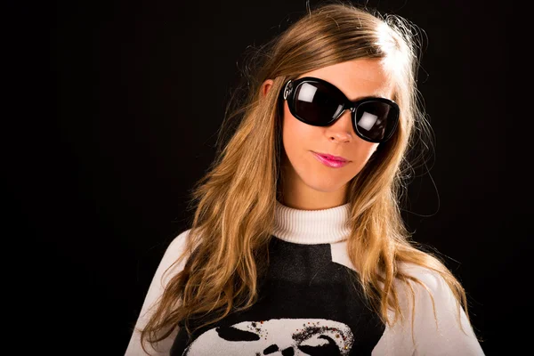 Retrato de estudio de mujer joven sobre fondo negro con gafas de sol —  Fotos de Stock