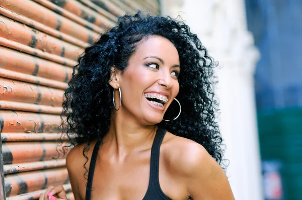 Молодая черная женщина улыбается в брекетах Лицензионные Стоковые Фото