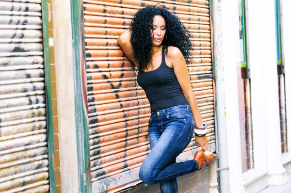 Joven mujer negra en el fondo urbano — Foto de Stock