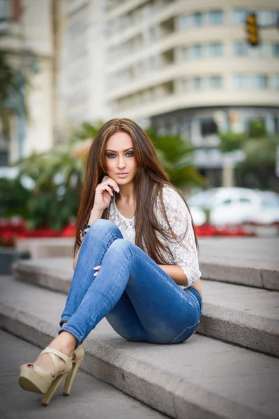 Mulher jovem, vestindo roupas casuais, com cabelos longos — Fotografia de Stock