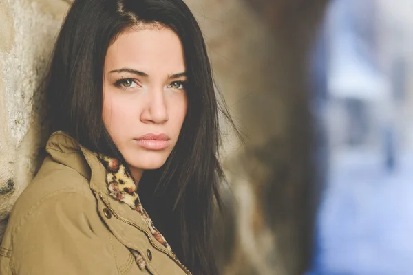 Ung kvinna med gröna ögon i urban bakgrund — Stockfoto