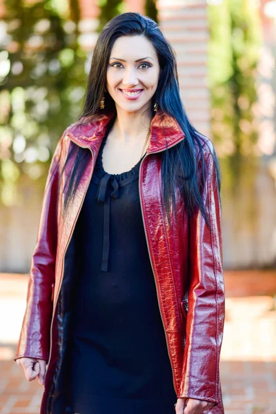 Mooie vrouw met lang haar op stedelijke achtergrond — Stockfoto