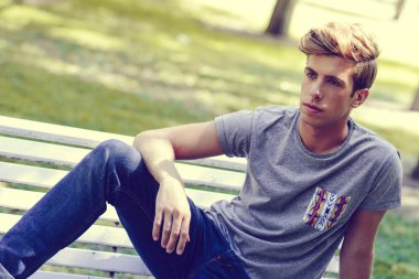 çekici genç yakışıklı adam, kentsel backgro moda model