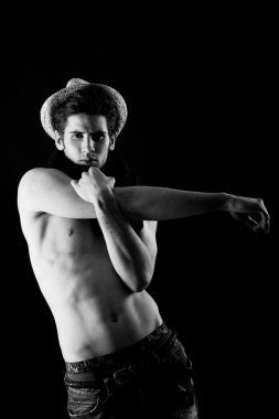 yakışıklı erkek şapkası ve eşarp