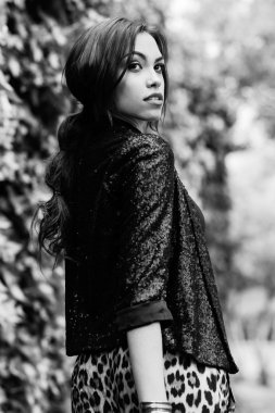 güzel kadın, moda, model Leopard pantolon giyiyor.