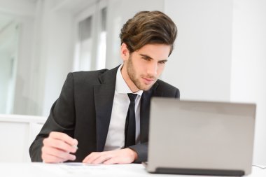 diz üstü oturma ve çalışma office iş adamı 