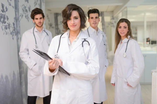 Porträt einer Gruppe medizinischer Mitarbeiter im Krankenhaus — Stockfoto