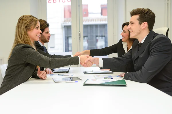 Gente de negocios dándose la mano, terminando una reunión —  Fotos de Stock