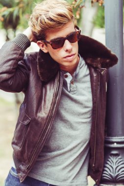 çekici genç yakışıklı adam, kentsel backgro moda model