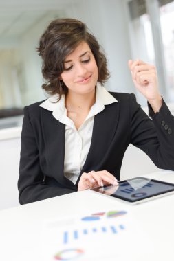 iş kadını ofiste tablet bilgisayar ile 
