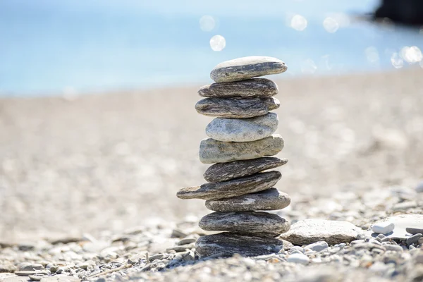 Pebbles in balancing on the beach — Stock Photo, Image