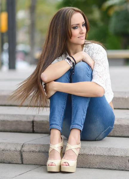 Mujer joven, vestida con ropa casual, con el pelo largo —  Fotos de Stock