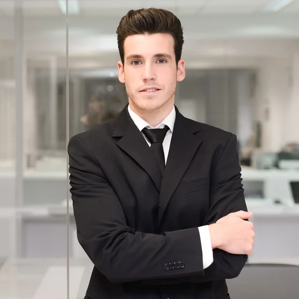 Stilig ung affärsman i ett kontor — Stockfoto
