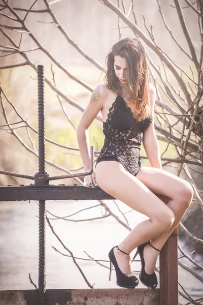 Sexy jovem mulher em lingerie posando ao ar livre — Fotografia de Stock