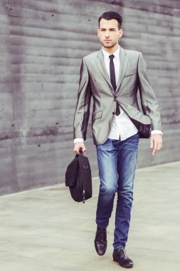 İdari bina yakınındaki genç işadamı