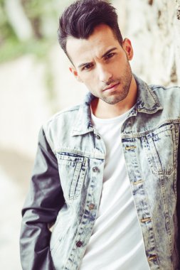 çekici genç yakışıklı adam, kentsel backgro moda model