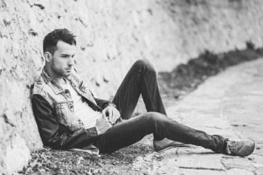 çekici genç yakışıklı adam, kentsel backgro moda model
