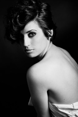 kadın siyah arka plan üzerinde yoğun bir görünüm ile