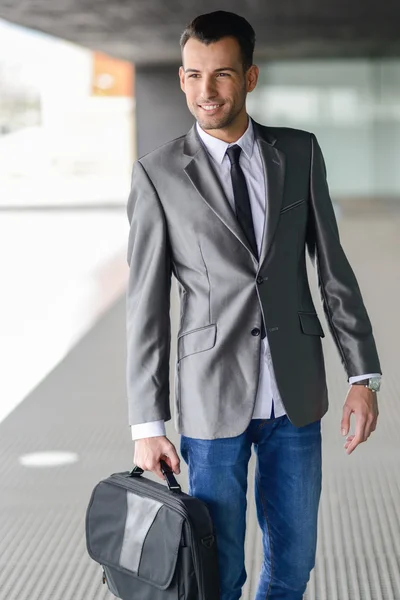 Young businessman near a office building — Stock Photo, Image