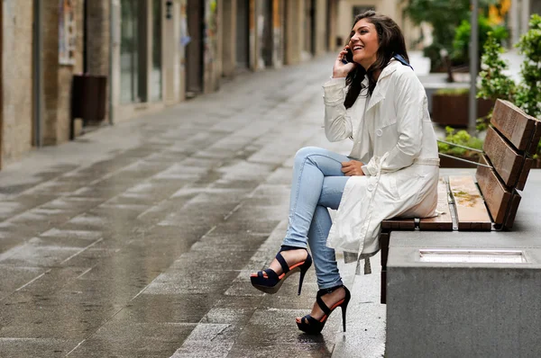 Mulher bonita no fundo urbano falando por telefone — Fotografia de Stock