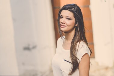 güzel bir Japon kadın kentsel arka planda