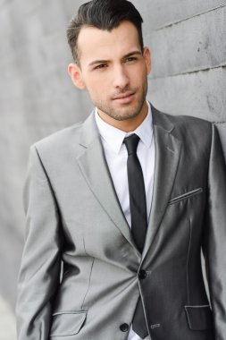 İdari bina yakınındaki genç işadamı