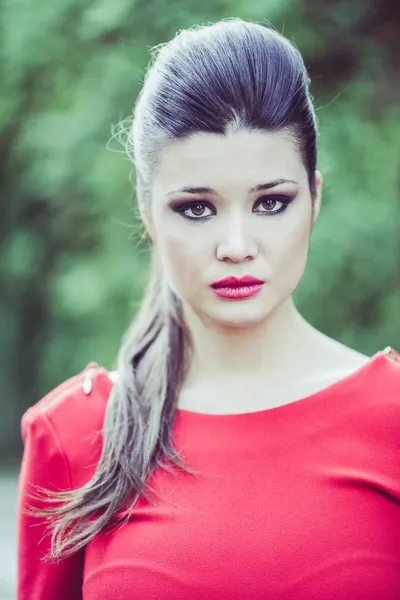 Jeune belle femme japonaise avec robe rouge — Photo