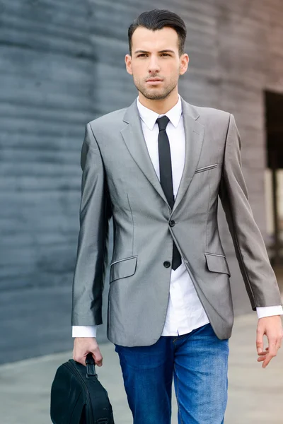 Young businessman near a office building — Stock Photo, Image