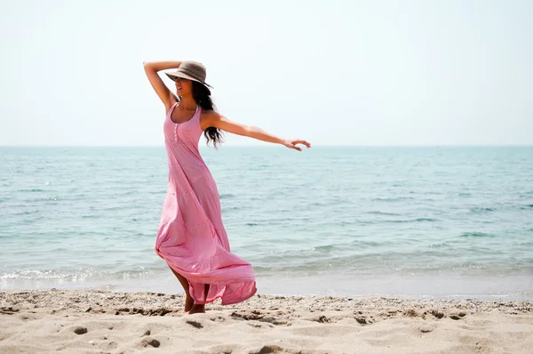Piękna kobieta z długo różowy kapelusz sukienka i słońce tropikalny b — Zdjęcie stockowe