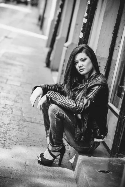 Beautiful japanese woman in urban background wearing leather jac — Stock Photo, Image