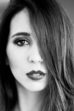 Genç ve güzel bir bayana yaklaş.