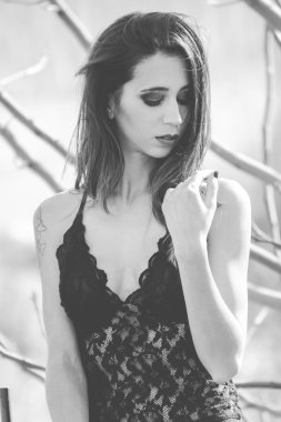 kadın iç çamaşırı bir ormanda