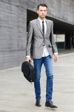 İdari bina yakınındaki genç işadamı