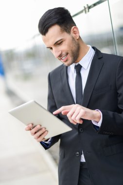 tablet bilgisayar ofis binası ile işadamı