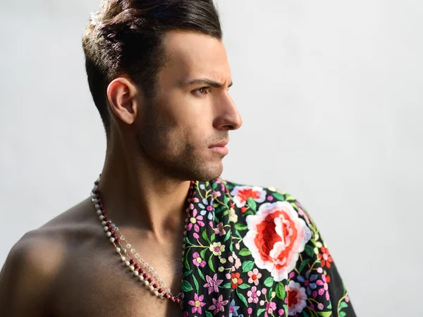 Çekici erkek, moda, model İspanyol kıyafetleri — Stok fotoğraf