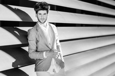 çekici genç yakışıklı adam, kentsel backgro moda model