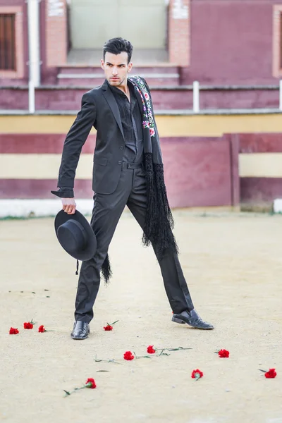 Άνθρωπος, μοντέλο της μόδας, φορώντας ρούχα Ισπανικά σε μια αρένα ταυρομαχίας — Φωτογραφία Αρχείου