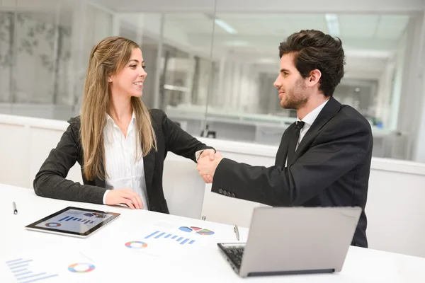 Businesspeople shaking hands, finishing up a meeting — Stock Photo, Image