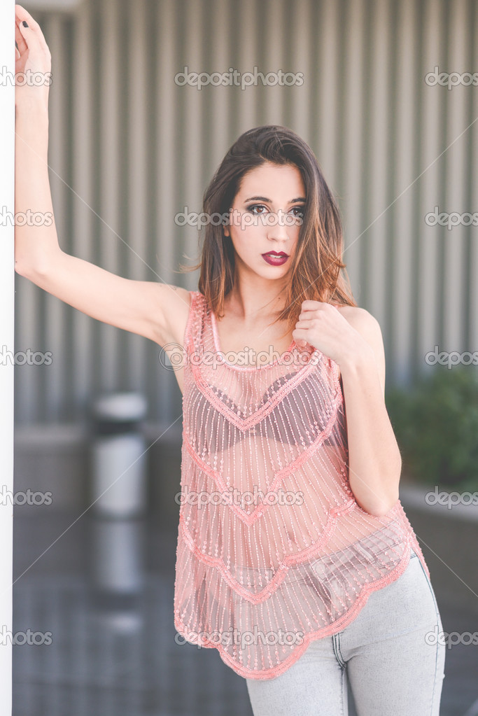 Mujer con camisa transparente y sujetador negro Foto de stock 47178221 javiindy