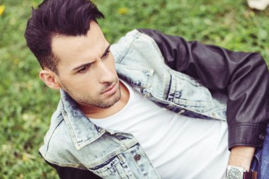 çekici genç yakışıklı adam, kentsel backgro moda model