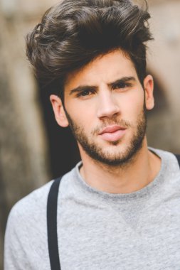 kentsel arka planda jartiyer takan adam