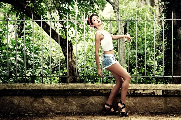 Pin-up girl. Style américain, dans un jardin — Photo