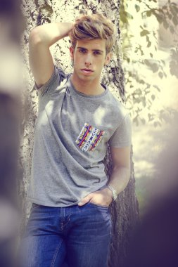 çekici genç yakışıklı adam, kentsel backgro moda model