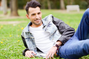 çekici genç yakışıklı adam, kentsel backgro moda model