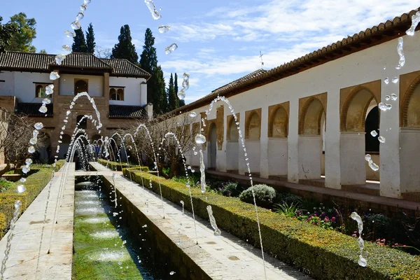 Nádvoří acequia v generalife, alhambra, granada — Stock fotografie