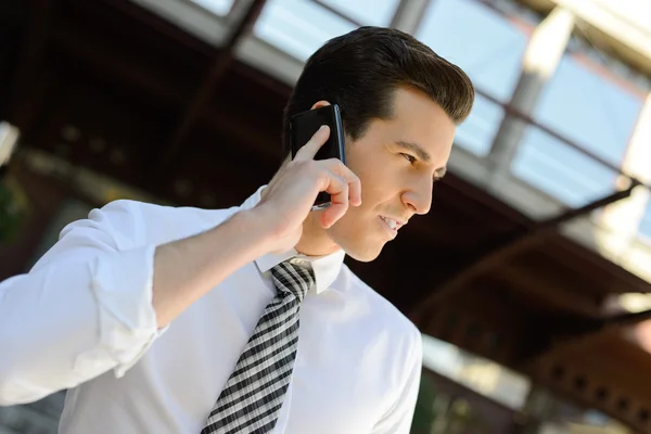 Zakenman met behulp van een slimme telefoon in een kantoorgebouw — Stockfoto