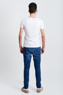 ciddi genç adam ayakta beyaz arka planı 