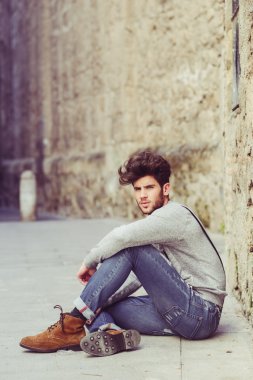 kentsel arka planda jartiyer takan adam