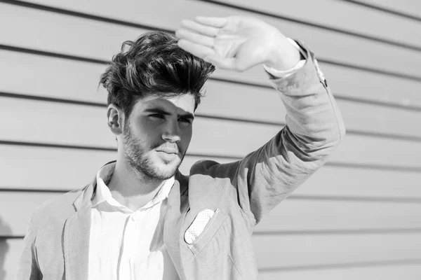 Attraktiv ung vacker man, modell av mode i urban backgro — Stockfoto
